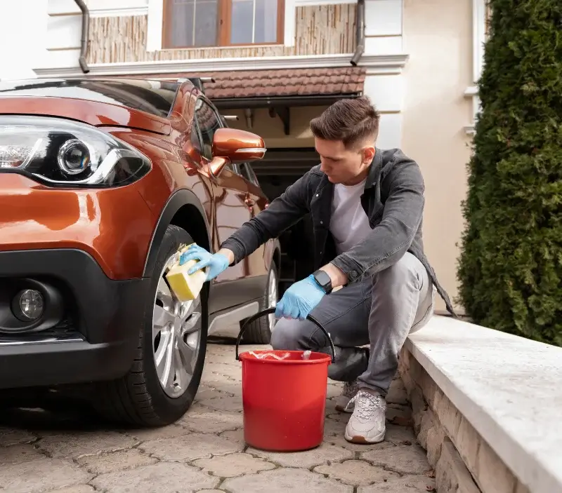 Lavage auto à domicile Piscop : professionnel intervenant sur un véhicule